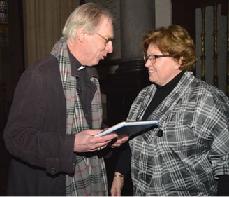 Véronique biedt het 1e exemplaar van het boek aan aan Mgr. de Korte